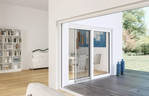 Terrasse mit großer Fensterfront und Insektenschutztür